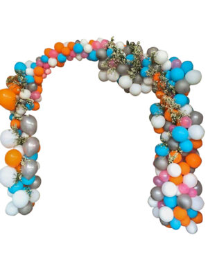 Organisk bue: Rustic flower balloon arch