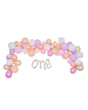 Organisk klase / bue: Light pastel backdrop with streamers