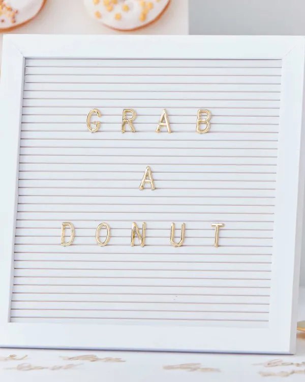 Stativ: Bokstav tavle - Hvit og gull - 170 bokstaver - Hvit - 25cm B x 25cm H - Bilde 2