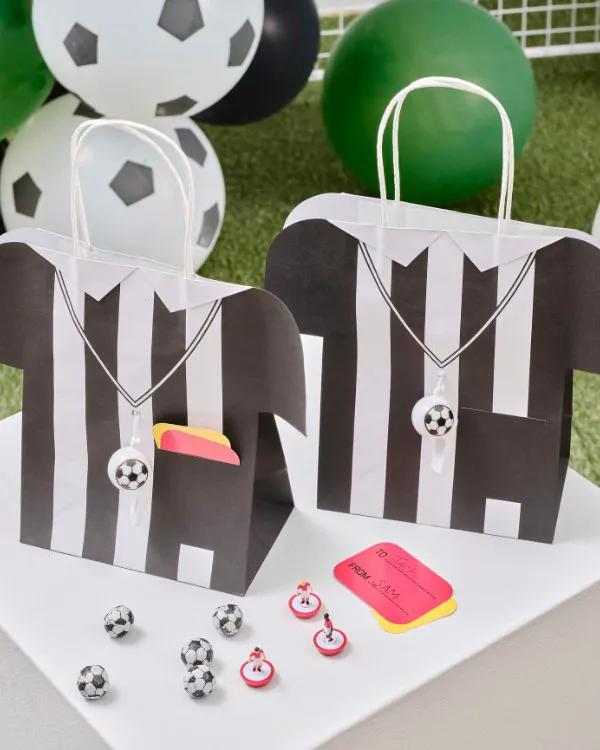 Gavepose / Godtepose (5stk): Dommer - med fløyte og kort - svart - 30,8cm D x 16,4cm B x 4,8cm D - Bilde 2