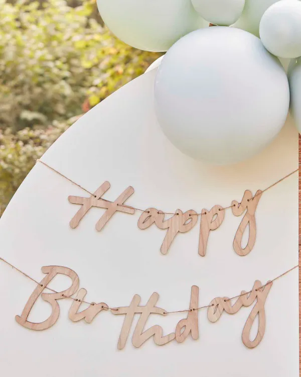 Banner / Girlander: "Happy birthday" i tre - Trefarget - 1,5m - Bilde 2