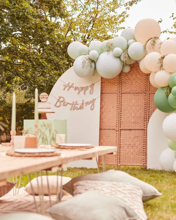 Banner / Girlander: "Happy birthday" i tre - Trefarget - 1,5m - Bilde 3