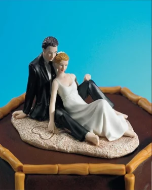 Kaketopp: Sittende brudepar